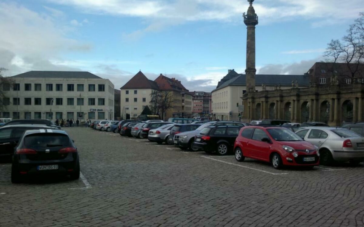 1607614750wrrzburg residenzplatz parkende autos fh 1607614750wrrzburg residenzplatz parkende autos fh